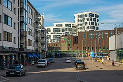 Hiihtäjäntie towards Herttoniemi metro station and Hertsi in Länsi-Herttoniemi, Helsinki, 2022 May